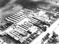 117919 Luchtfoto van de Dakpannen- en Steenfabriek E.J. Van Arkel & Co. (Hoogravenseweg) te Utrecht met van linksonder ...